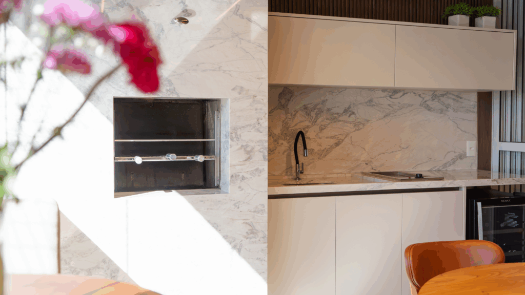 Churrasqueira e bancada em mármore Branco Paraná